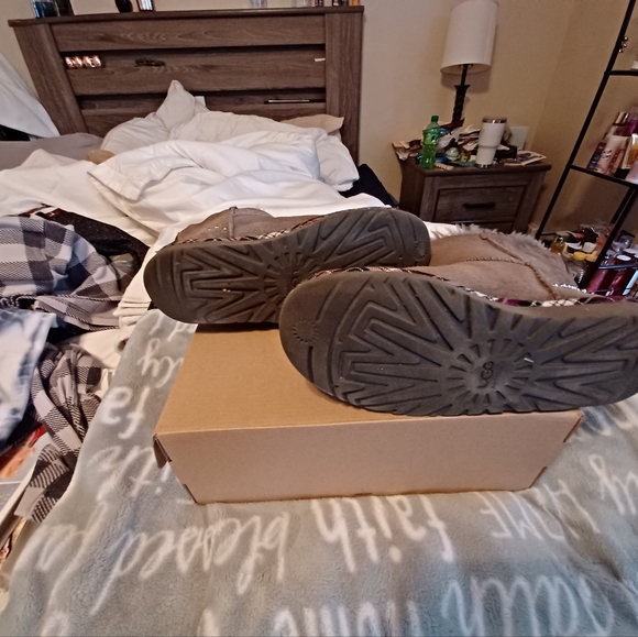 UGG BOOTS - Picture 6 of 6